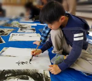 男の子が習字をしている横からの様子