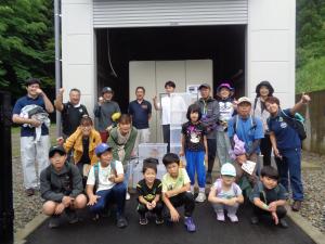 水力発電所の前で記念写真を撮りました