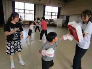 親子でボクシングする様子