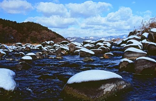 河原の雪化粧の写真