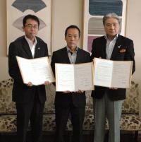 協定書を持つ右から福田富一栃木県知事、砂川幹男宇都宮ブリッツェン会長、齋藤淳一郎矢板市長