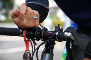 自転車を整える古谷さん