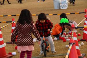 やいた輪ん博でキックバイクを楽しむ子供たち