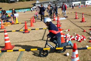 やいた輪ん博でキックバイクを楽しむ子ども