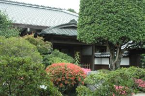 矢板武記念館の母屋と入口の庭
