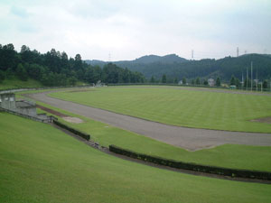 陸上競技場　土のトラックになっております