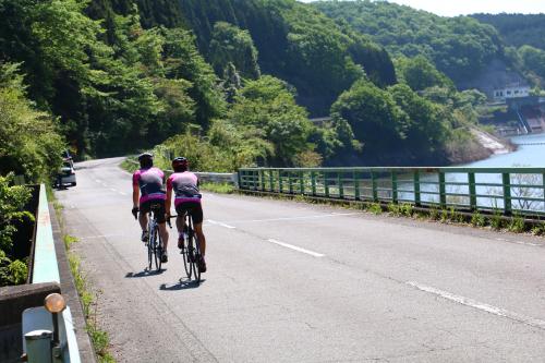 自転車で走る写真