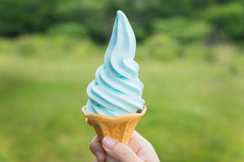青いソフトクリームの写真