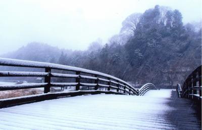 小雪降るともなり橋