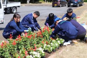 作業中の高校生たち