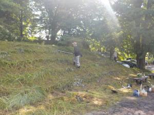 斜面を草刈り