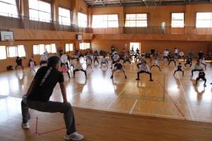 股関節のストレッチをする参加者
