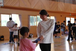 体をひねる動きの練習をする親子