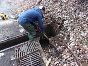 地域おこし協力隊による浚渫作業(2024年4月)1