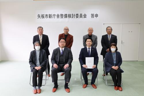 委員と市長の集合写真