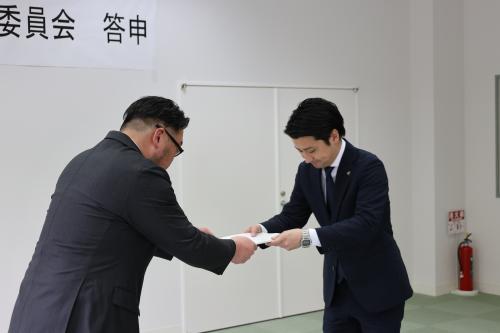 答申書を手渡す様子