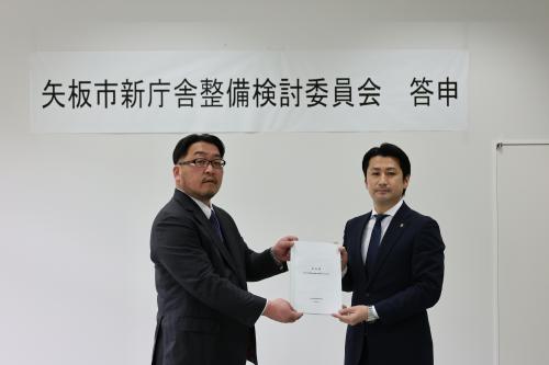 答申書を手にする委員長と市長